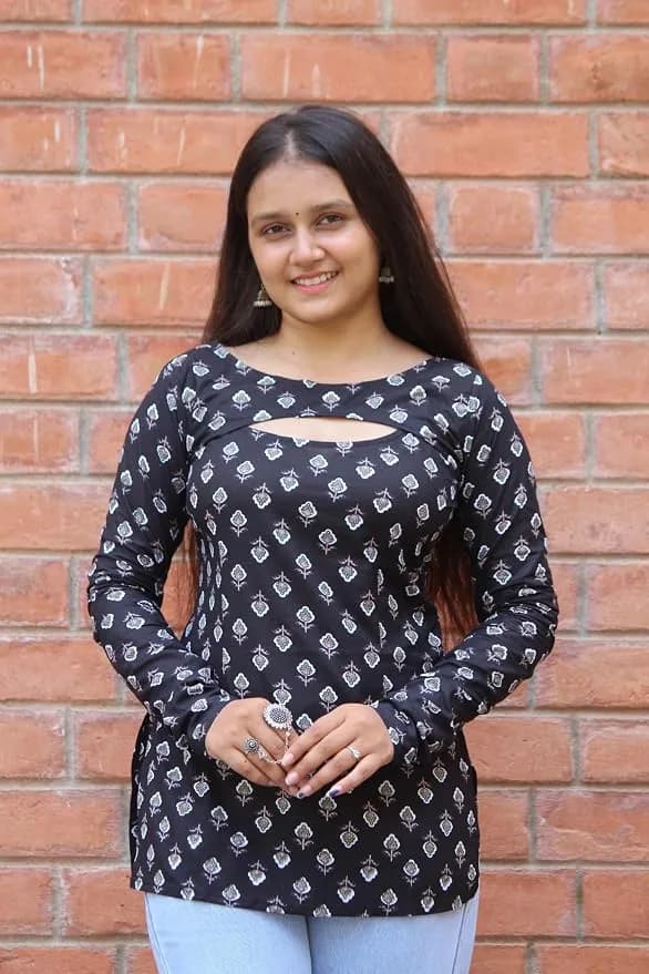 Women Printed Short Kurti with Detachable Shrug Sleeves thumbnail 2